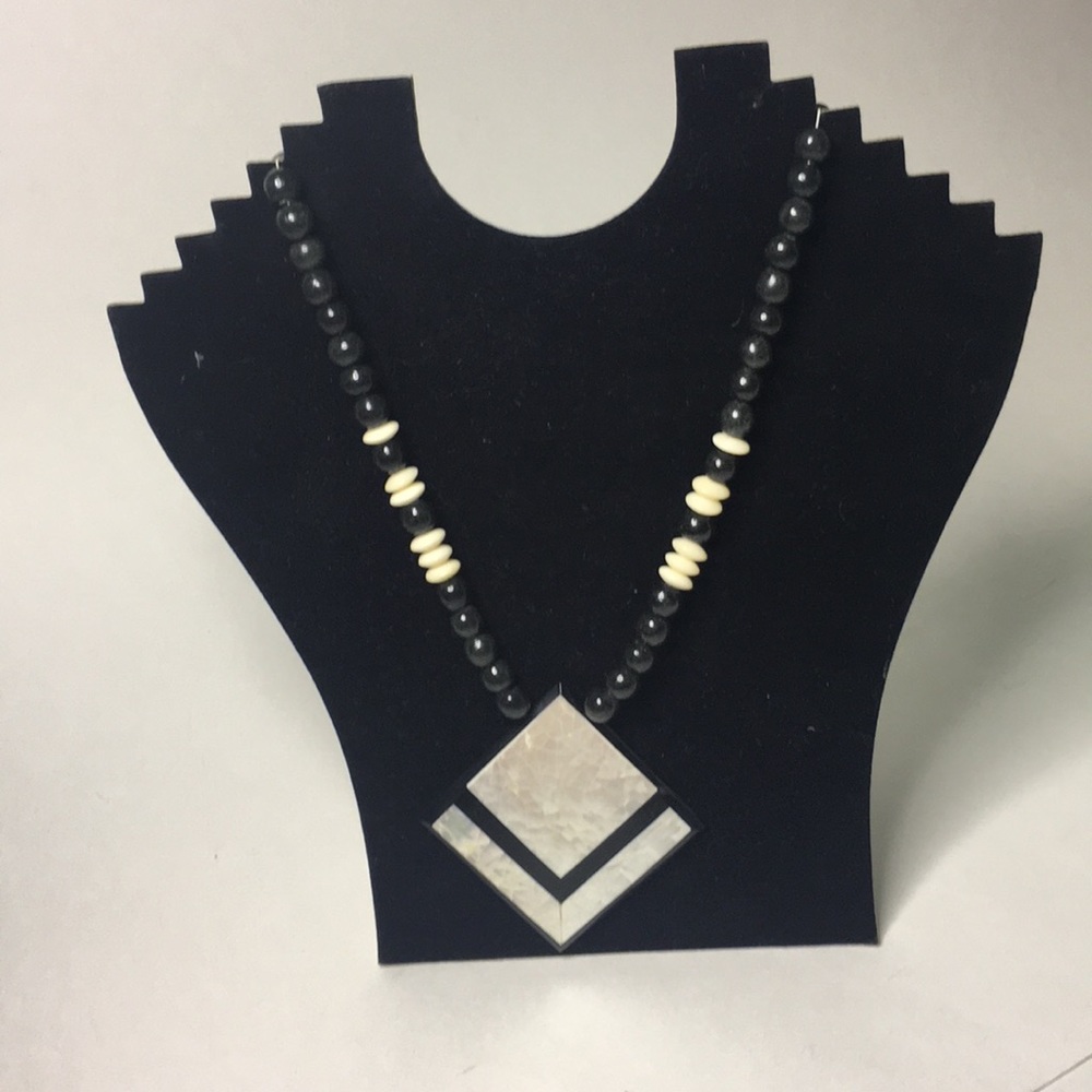 Black & white retro necklace!🎯